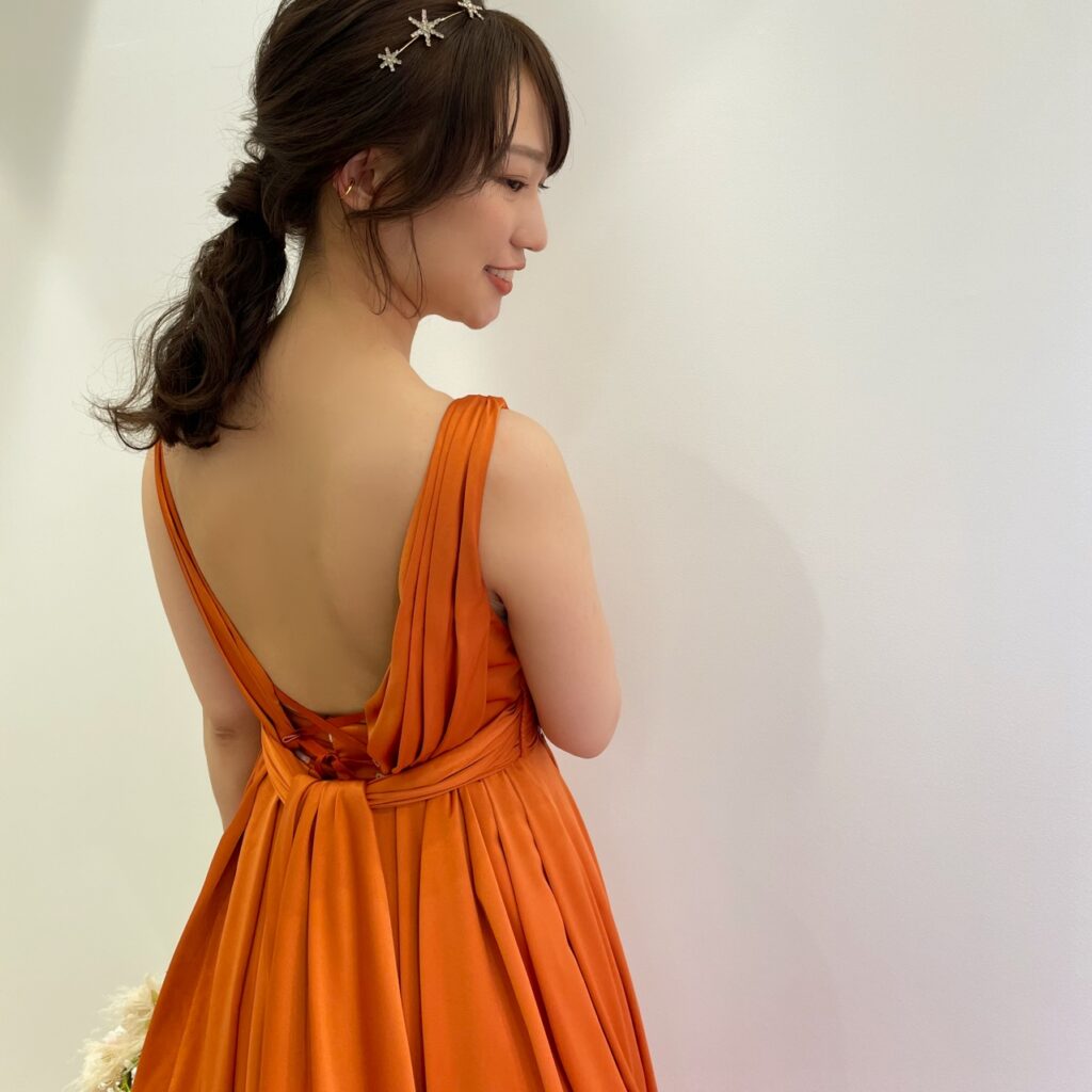 落ち着きと温かみのあるテラコッタカラーで洗練された大人花嫁スタイルに